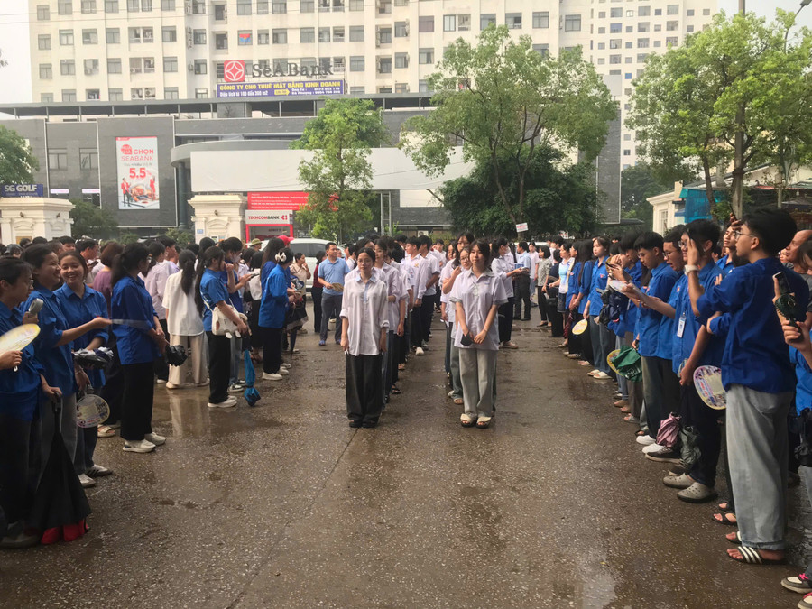 Thanh niên tình nguyện động viên thí sinh làm bài thi đạt kết quả cao nhất. z6673019442141-ffd45f8d7fb3000ef9b97c922f3f63fc.jpg