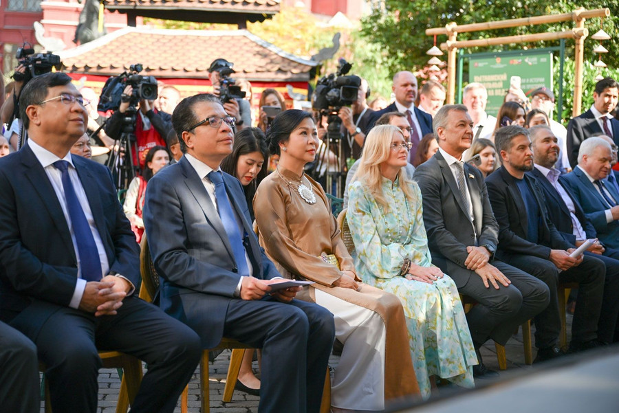 Các đại biểu tham dự lễ hội. cac-dai-bieu-tham-gia-le-khai-mac-tai-quang-truong-manezhnaya.jpg