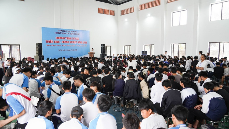 Học sinh lớp 9 tham dự chương trình tư vấn tuyển sinh - hướng nghiệp.