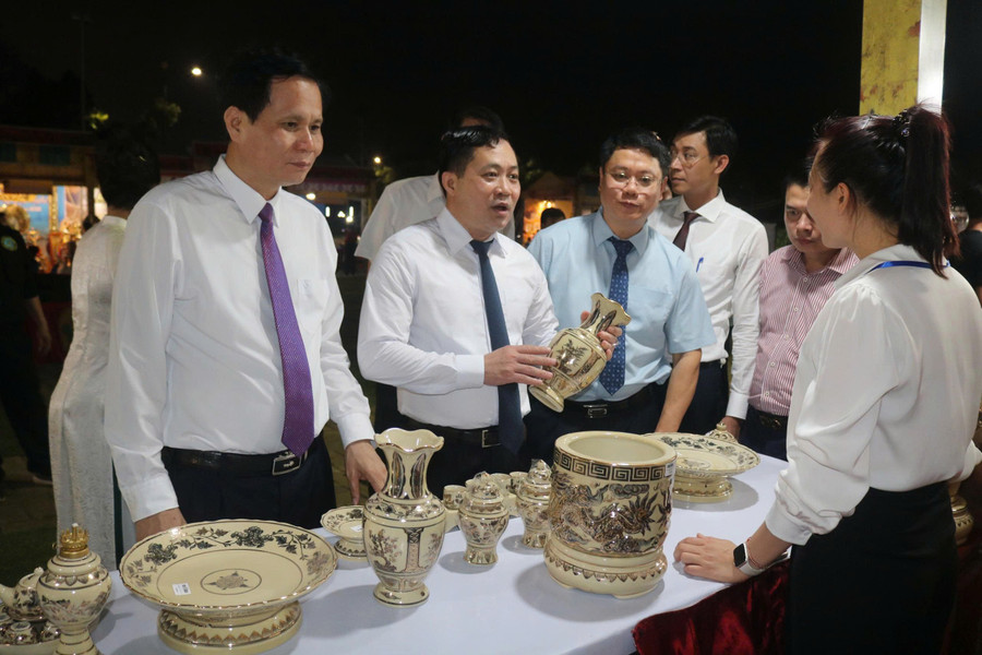 Các đại biểu tham quan gian hàng gốm Phù Lãng. anh-1.jpg