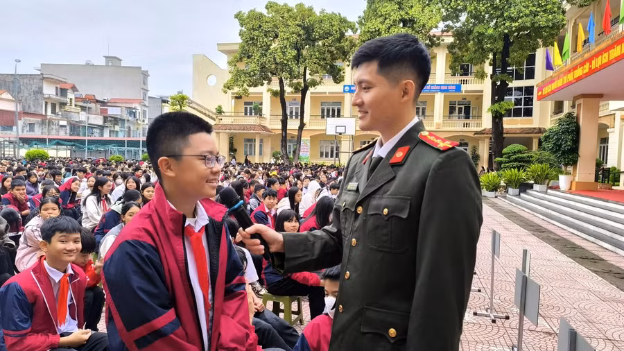 Học sinh giao lưu, trao đổi những kiến thức về an ninh mạng.