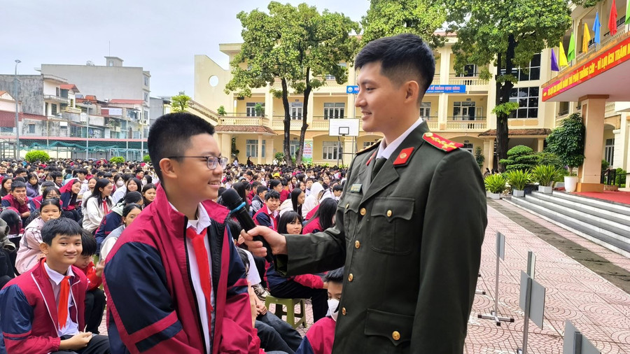 Học sinh giao lưu, trao đổi những kiến thức về an ninh mạng.