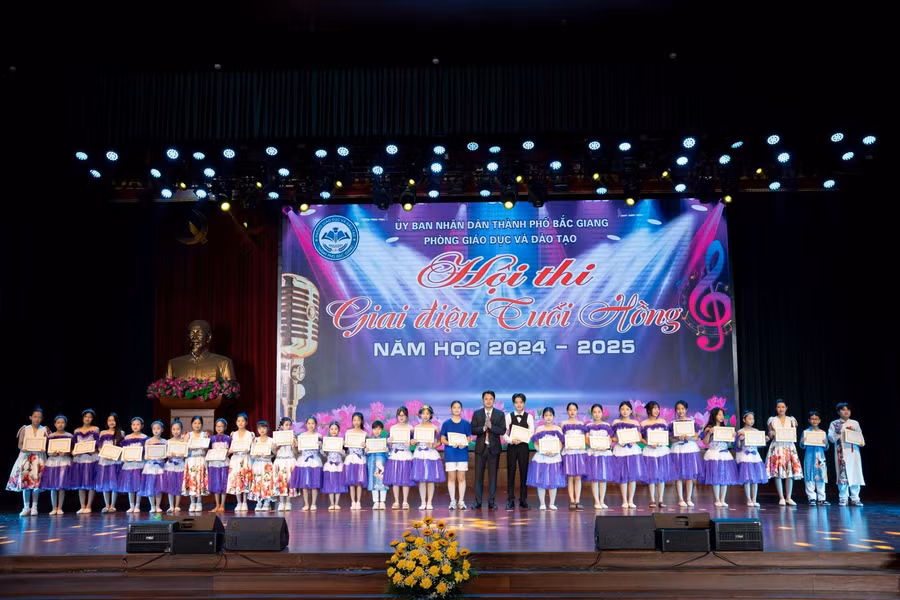 Ông Đỗ Văn Quý - Trưởng phòng GD&ĐT TP Bắc Giang trao giải thưởng cho tiết mục đạt giải A của Hội thi.