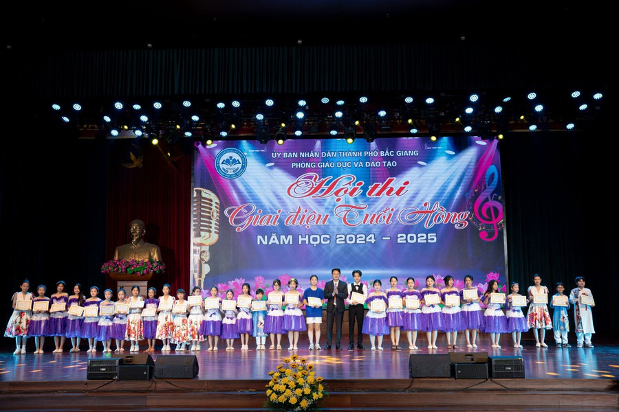Ông Đỗ Văn Quý - Trưởng phòng GD&ĐT TP Bắc Giang trao giải thưởng cho tiết mục đạt giải A của Hội thi.