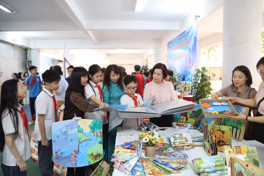 Đại biểu và học sinh tại gian trưng bày sách.