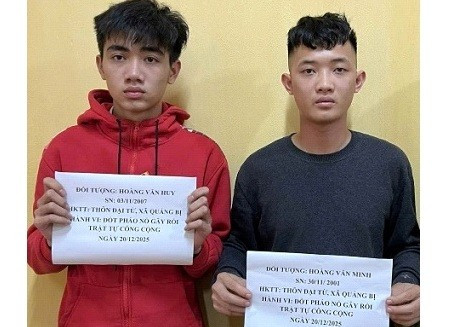 Hoàng Văn Minh (trái) và Hoàng Văn Huy.