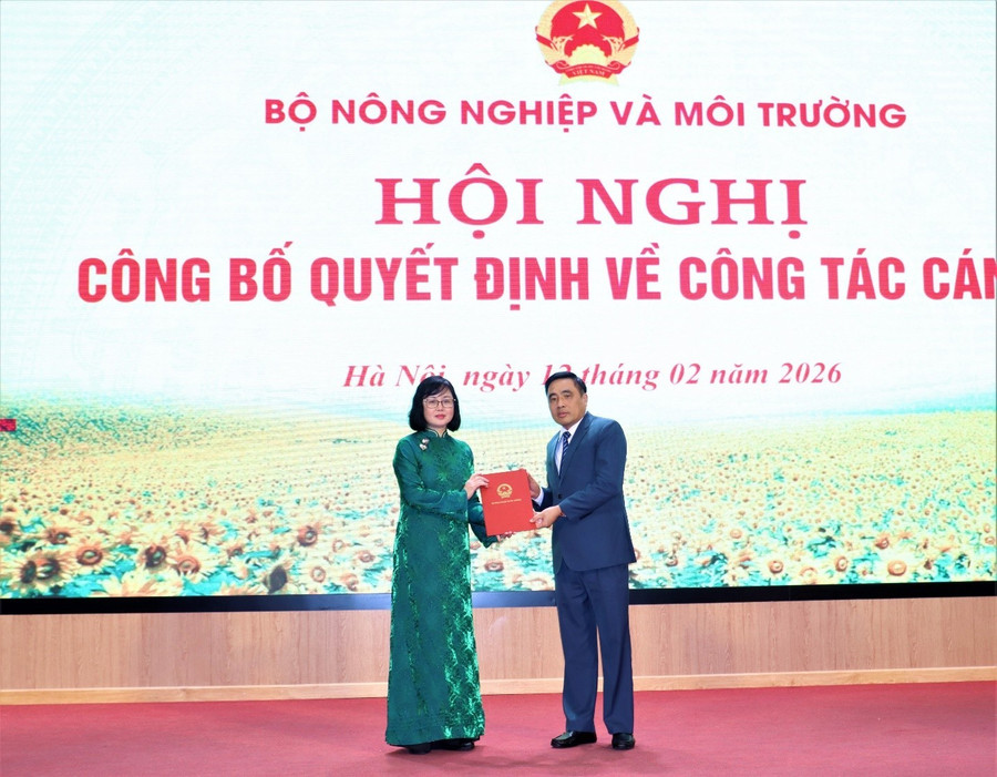 Thứ trưởng Nguyễn Quốc Trị trao Quyết định tới GS.TS Huỳnh Thị Lan Hương.