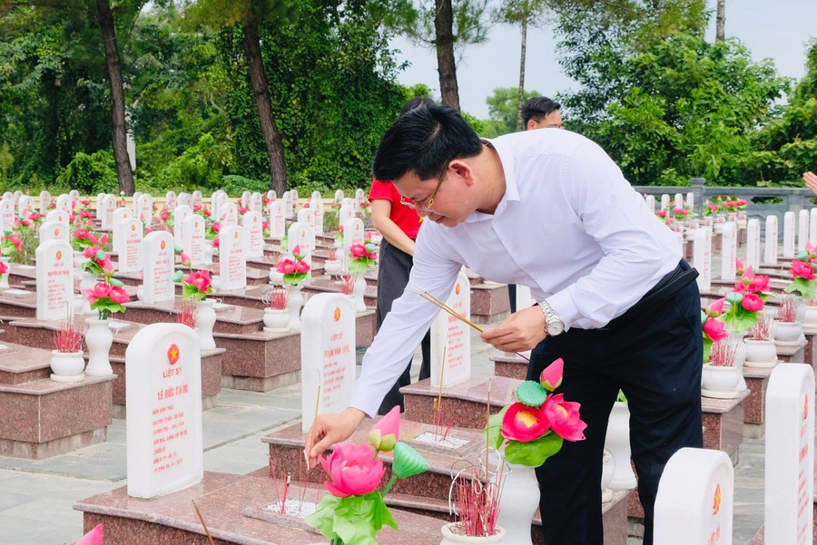 PGS.TS Đinh Văn Châu - Hiệu trưởng Trường Đại học Điện Lực thắp hương tại Nghĩa trang liệt sĩ quốc gia Trường Sơn (Ảnh Châu Linh). c1.jpg