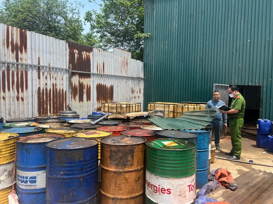 Công an làm việc với chủ cơ sở.