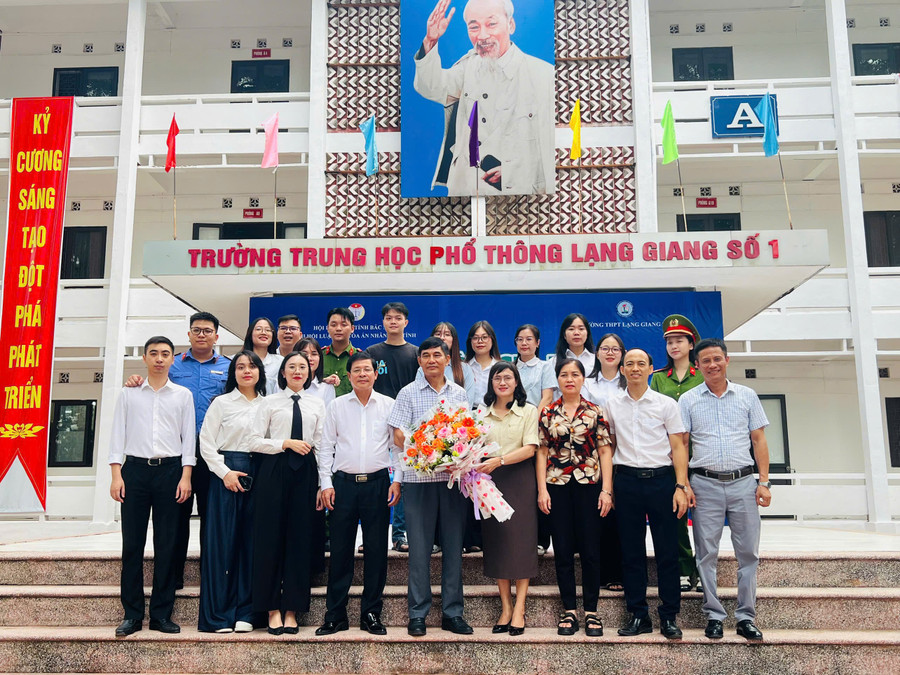 Đại diện Ban Giám hiệu Trường THPT Lạng Giang số 1 và các đại biểu, học sinh tham dự phiên tòa giả định chụp ảnh lưu niệm. p2.jpg
