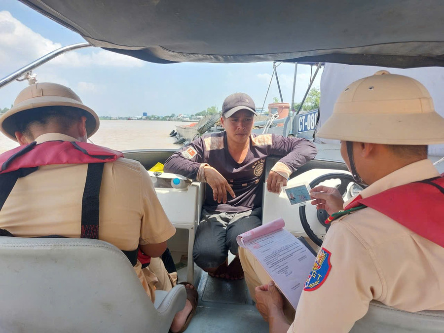Quá trình kiểm tra, xử lý vi phạm giao thông với phương châm “không có vùng cấm, không có ngoại lệ”. z6840168738523-b9a242f5d39a629fce053df18d5f1124.jpg