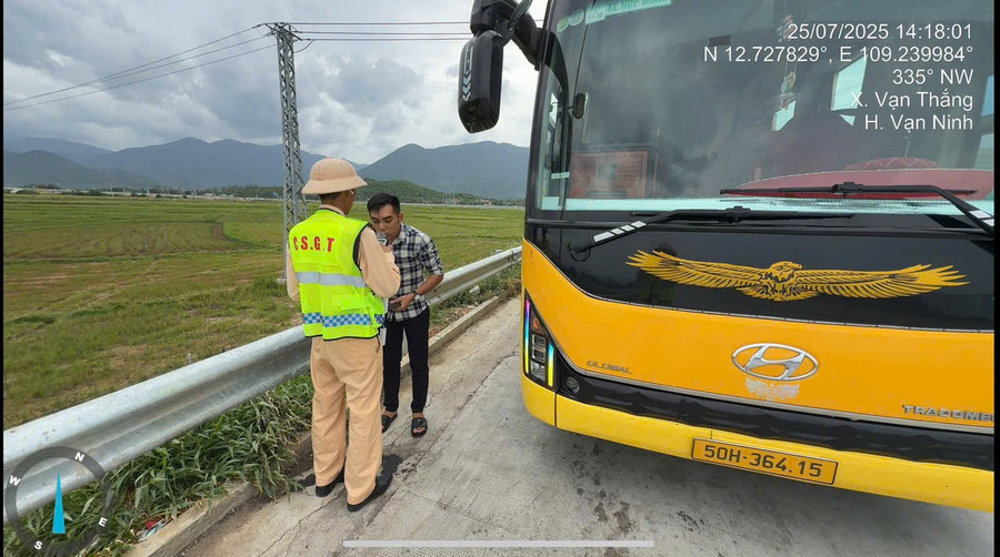 Cảnh sát giao thông kiểm tra nồng độ cồn lái xe trên quốc lộ. z6840166405954-93367bba93997fc3dec01bf3329e91be.jpg