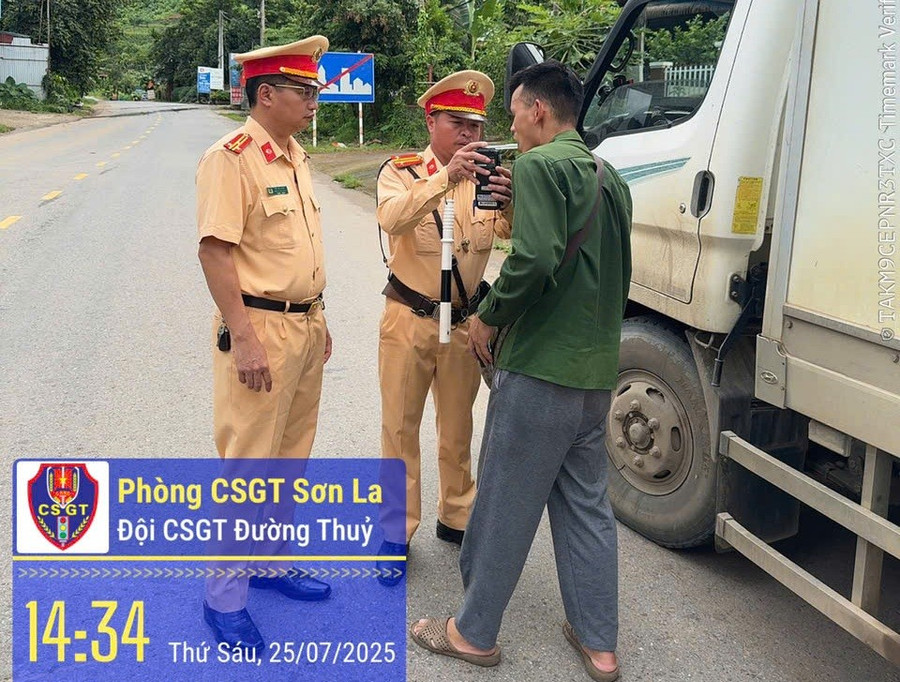 Cảnh sát giao thông kiểm tra nồng độ cồn lái xe.