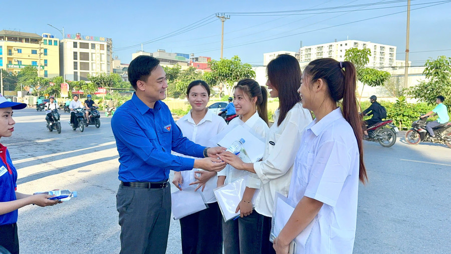 Bí thư Tỉnh đoàn Bắc Ninh Trần Văn Đăng tặng nước uống, động viên thí sinh tại Điểm thi Trường THPT Hàm Long. b-nene.jpg
