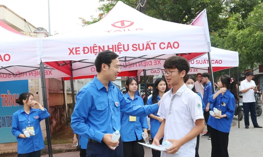 Phó Bí thư Tỉnh đoàn Bắc Ninh Hà Thái Sơn động viên, cổ vũ cho các thí sinh bình tĩnh, tự tin vượt qua kỳ thi.