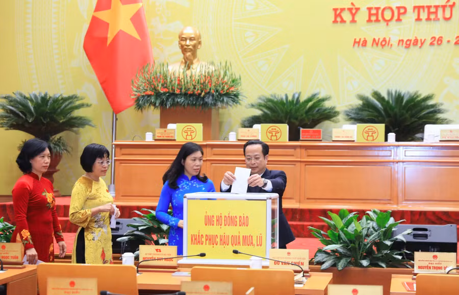 Các đại biểu quyên góp ủng hộ. Ảnh: Viết Thành