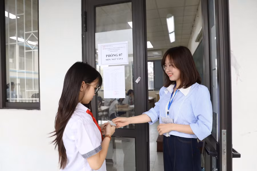 Thí sinh làm thủ tục trước khi vào phòng thi.