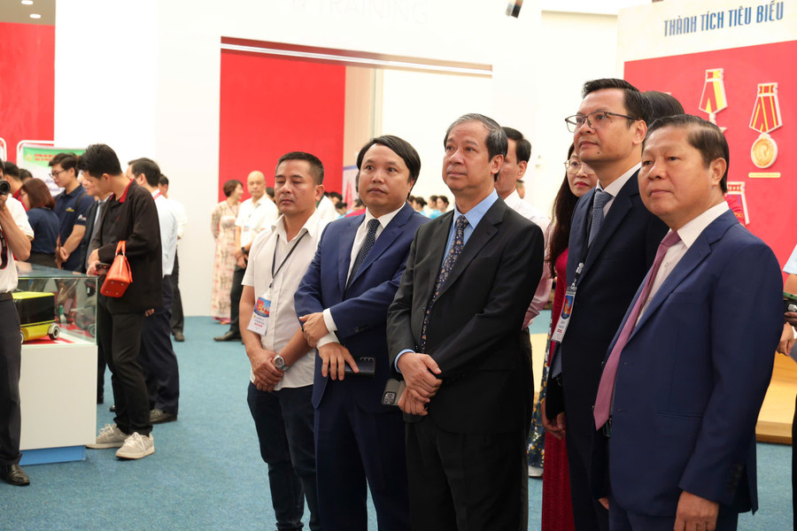 Bộ trưởng Bộ GD&ĐT Nguyễn Kim Sơn cùng đoàn Bộ GD&ĐT, đại biểu thăm quan khu trưng bày Bộ GD&ĐT. z6953333507013-bc2073f5036c4792010e068951267cc9.jpg