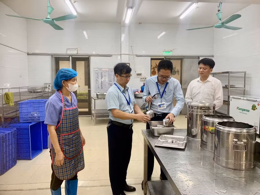 Thành viên đoàn kiểm tra ATTP tại bếp ăn.