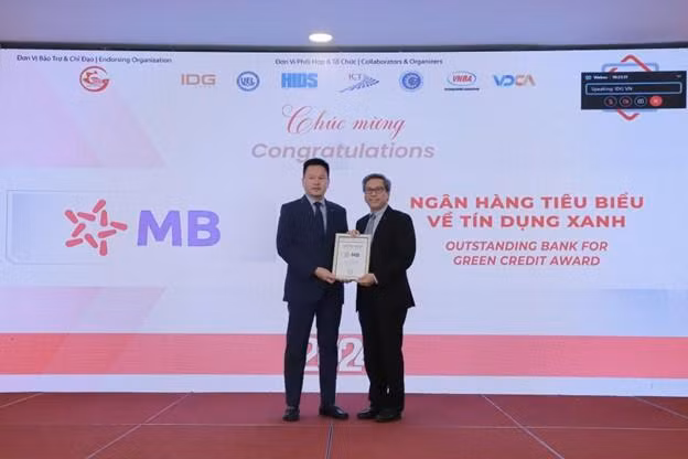 Ông Hà Trọng Khiêm, Phó Tổng Giám đốc MB (trái) nhận giải thưởng “Ngân hàng tiêu biểu về tín dụng xanh”.