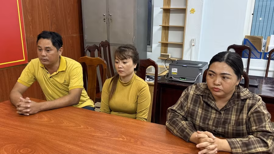 Lù Thị Quyên Di (ở giữa) cùng đồng phạm tại cơ quan điều tra.