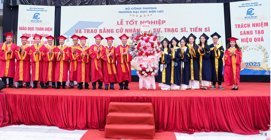 Tân cử nhân tặng hoa, tri ân Ban Giám hiệu, thầy cô Trường Đại học Điện lực. 