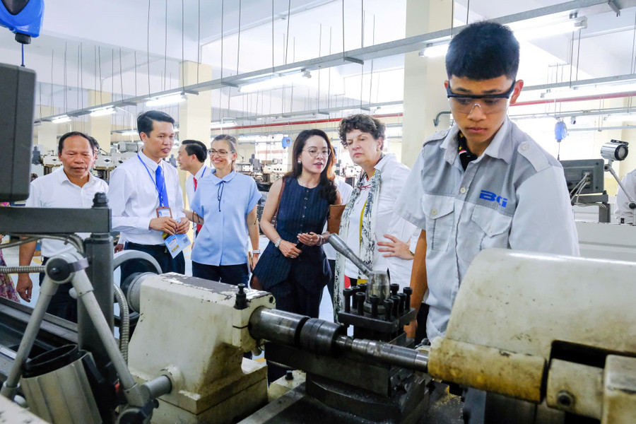 Bà Helga Margarete Barth - Đại sứ CHLB Đức tại Việt Nam cùng đại biểu thăm quan xưởng, trang thiết bị học tập của sinh viên Trường Cao đẳng Công nghiệp Bắc Ninh. vl-5.jpg