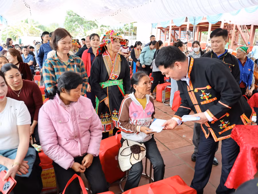 Bí thư Tỉnh ủy Bắc Ninh Nguyễn Hồng Thái trao quà cho người dân.