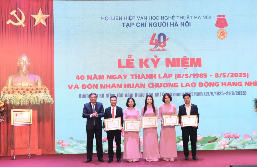 5 tập thể, cá nhân Tạp chí Người Hà Nội vinh dự đón nhận Bằng khen của Chủ tịch UBND TP Hà Nội khen thưởng. nhn-4.jpg