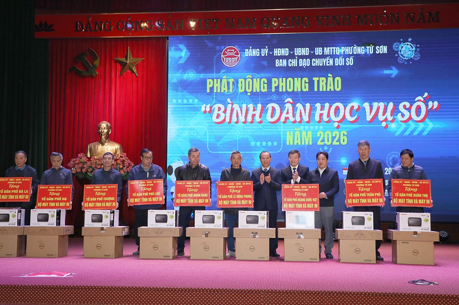 Phó Chủ tịch Thường trực UBND tỉnh Mai Sơn (thứ 5 bên phải) cùng đại biểu trao tặng máy tính và máy in cho các Tổ dân phố trên địa bàn phường.