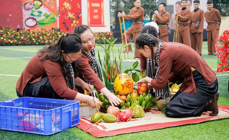 Mâm ngũ quả được các học viên chuẩn bị chu đáo, đẹp mắt.