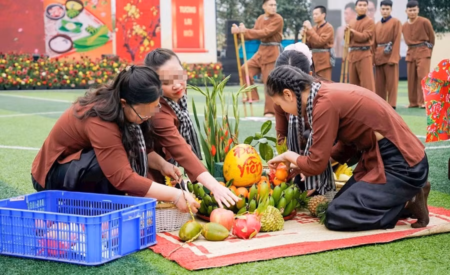 Mâm ngũ quả được các học viên chuẩn bị chu đáo, đẹp mắt.