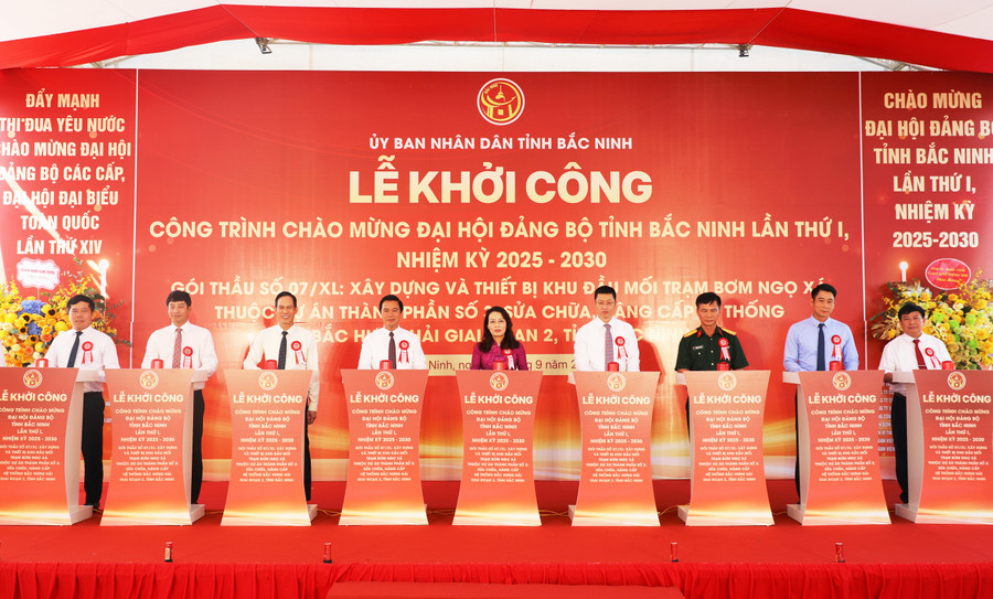 Các đại biểu nhấn nút khởi công dự án. bn-2.jpg
