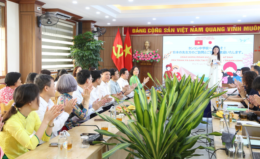 Lãnh đạo phường Giảng Võ cùng thầy cô giáo, đại biểu dự chương trình. c7.jpg