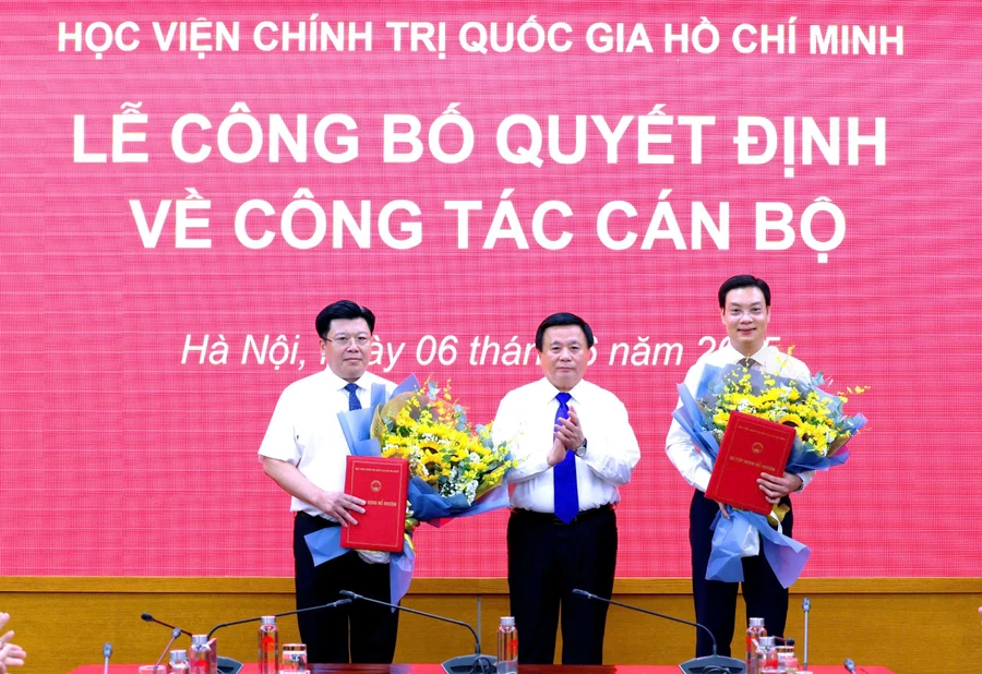 GS.TS Nguyễn Xuân Thắng trao Quyết định điều động và bổ nhiệm giữ chức vụ chức Chánh Văn phòng cho PGS.TS Trần Thanh Giang (bên phải).
