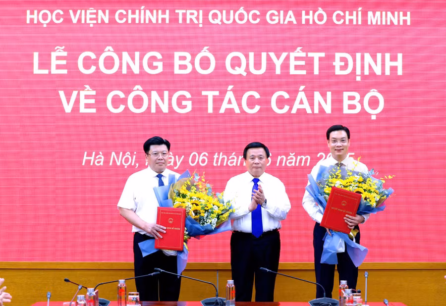 GS.TS Nguyễn Xuân Thắng trao Quyết định điều động và bổ nhiệm giữ chức vụ chức Chánh Văn phòng cho PGS.TS Trần Thanh Giang (bên phải).
