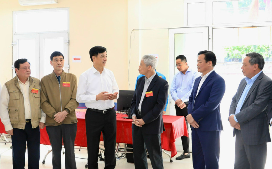 Bí thư Thành ủy Hà Nội Nguyễn Duy Ngọc trao đổi với cử tri phường Hồng Hà.