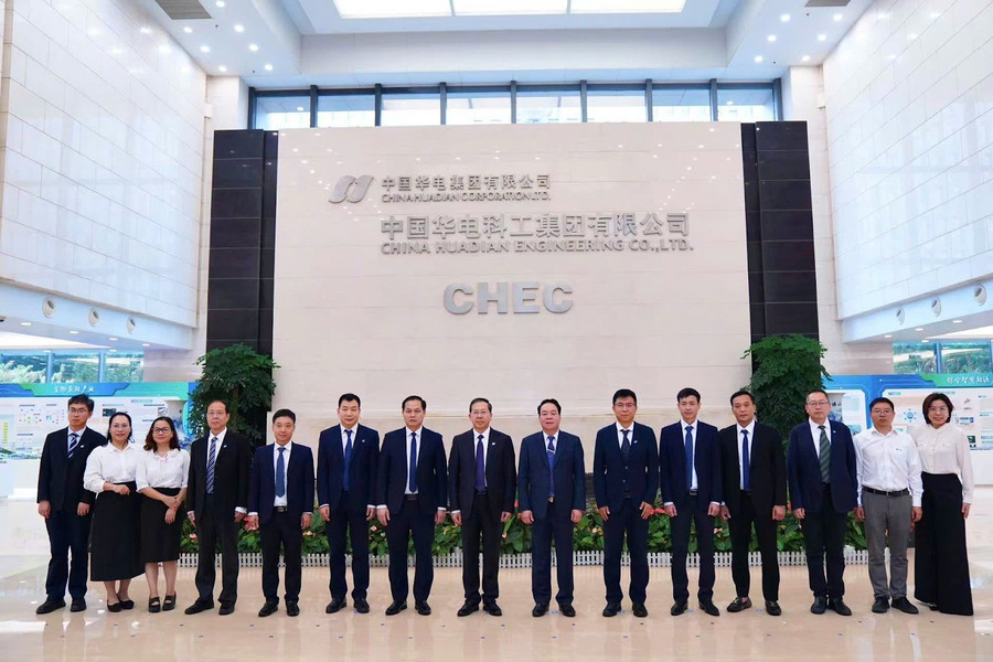 Các đại biểu chụp ảnh lưu niệm tại tập đoàn.