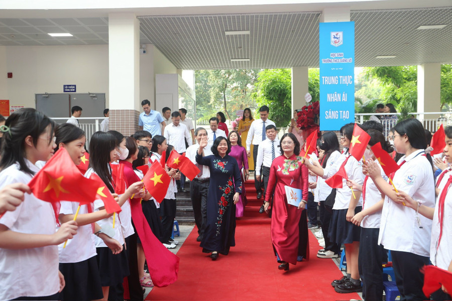 Bí thư Thành ủy Hà Nội Bùi Thị Minh Hoài đến chung vui cùng thầy trò Trường THCS Giảng Võ. Ảnh: Viết Thành