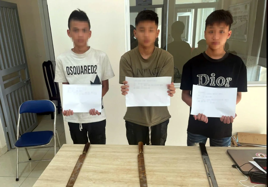 Bắt nhóm 'cướp nhí' mang kiếm chém người trong đêm