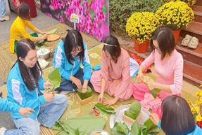 Hội thi gói bánh chưng.