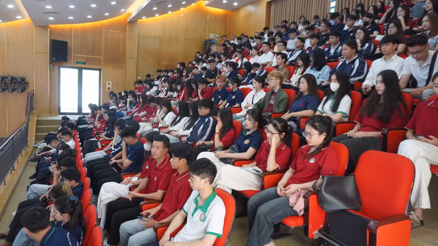 Sinh viên Trường Đại học Tài nguyên và Môi trường Hà Nội dự khai giảng năm học mới.