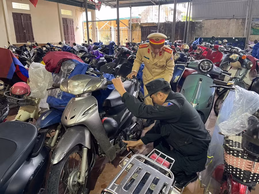 CSGT kiểm tra bãi xe phát hiện nhiều học sinh vi phạm.