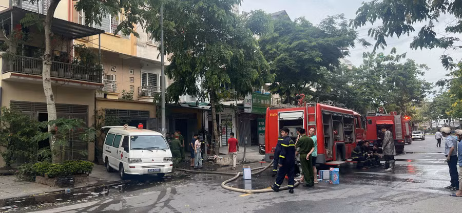 Cảnh sát triển khai chữa cháy.