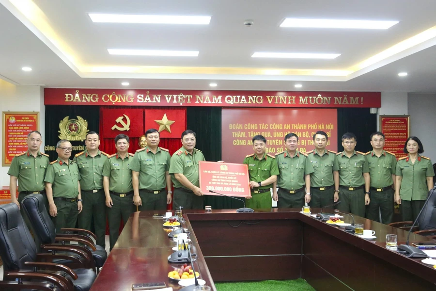 Công an TP. Hà Nội thăm hỏi động viên các địa phương, Công an các tỉnh và cán bộ chiến sĩ chịu thiệt hại do cơn bão số 3 (Yagi).