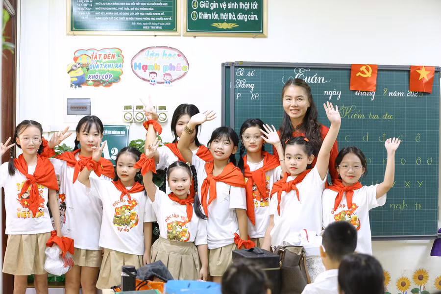 Cô trò trường TH&THCS Hoàng Hoa Thám (Ảnh minh họa).