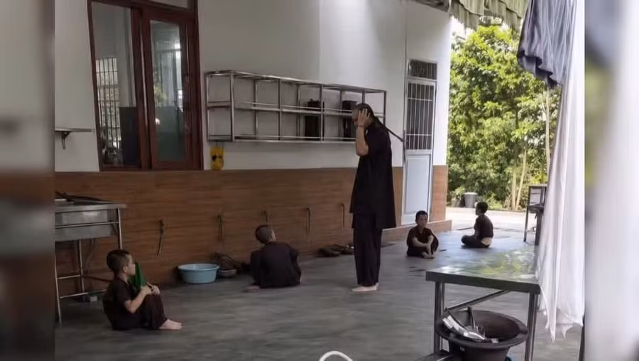 Người đàn ông đánh chú tiểu tại chùa Bầu (ảnh cắt từ clip).