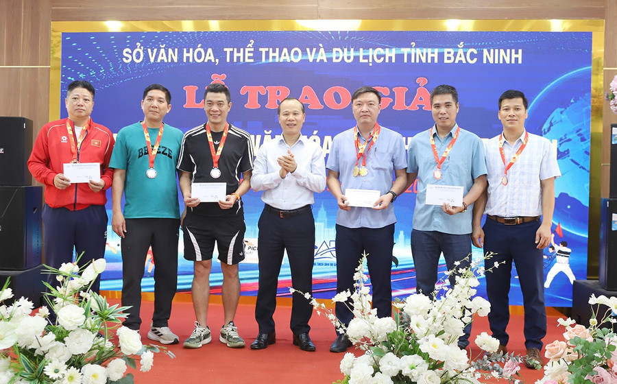 Ông Mai Sơn, Phó Chủ tịch Thường trực UBND tỉnh Bắc Ninh trao giải cho các cá nhân tham gia giao lưu môn Pickleball.