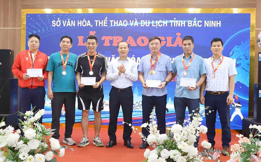 Ông Mai Sơn, Phó Chủ tịch Thường trực UBND tỉnh Bắc Ninh trao giải cho các cá nhân tham gia giao lưu môn Pickleball.