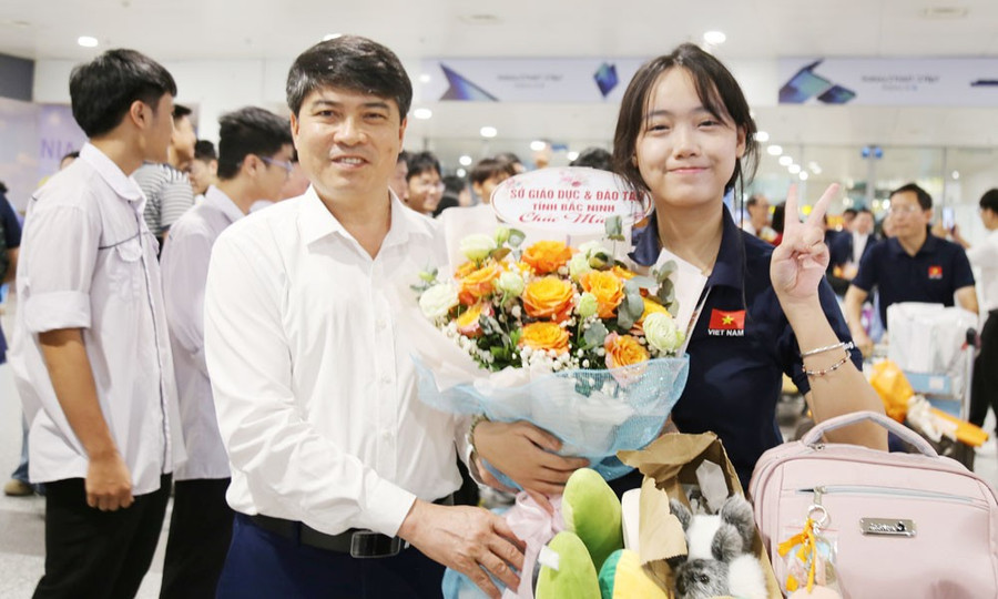 Ông Đoàn Xuân Thanh chúc mừng em Trương Thanh Xuân.